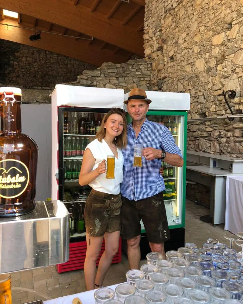 Die Braumeister Lena und Bernd Mara mit Stubalm-Bier