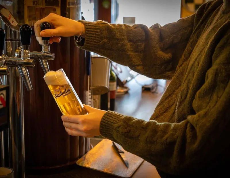 Frisches Stubalm-Bier wird direkt an der Schankanlage gezapft