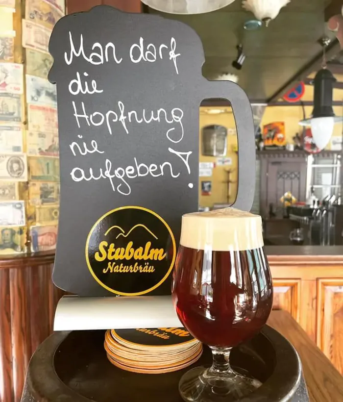 Dunkles Stubalm Naturbräu mit cremiger Schaumkrone