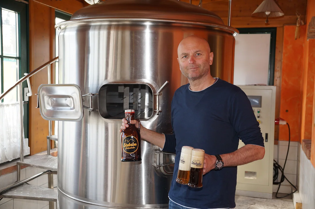 Bernd Mara mit Stubalm Naturbräu vor dem Braukessel